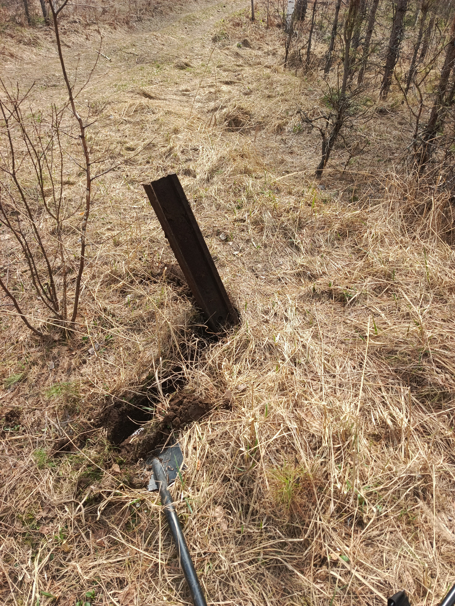 Кусок рельсы, откуда он здесь