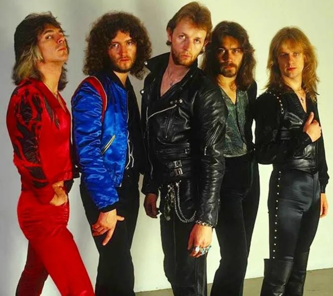 Лес Бинкс в составе Judas Priest в синей куртке