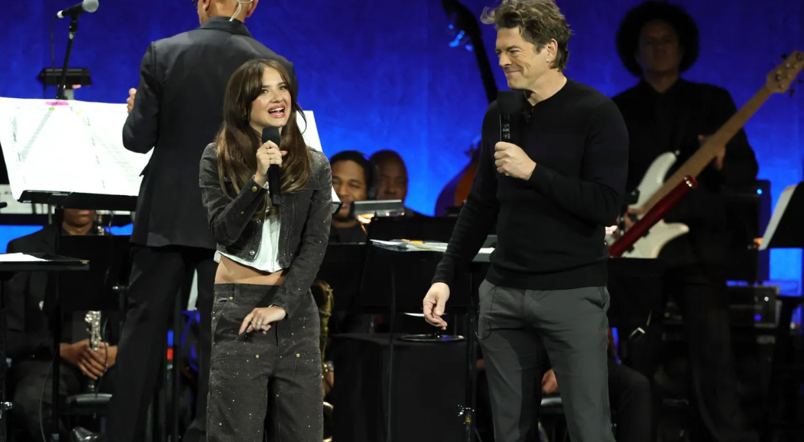 Мэделин МакГроу и генеральный директор компании Blumhouse Джейсон Блюм выступают на сцене, рекламируя предстоящий фильм "Черный телефон 2" во время презентации Universal Pictures и Focus Features на CinemaCon в Caesars Palace в Лас-Вегасе 2 апреля 2025 года.