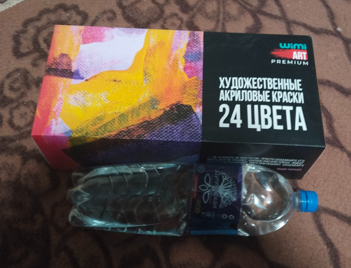 Рядом для наглядности полуторалитровая бутылка воды, набор ощущается здоровенным! И в нём примерно 3 с хвостиком килограмм (имейте в виду, что когда пишут акрил в килограммах его объем в мл меньше, из-за высокой плотности краски и это не обман, когда вы купите 5 кг акрила а получите 3,5 л краски)