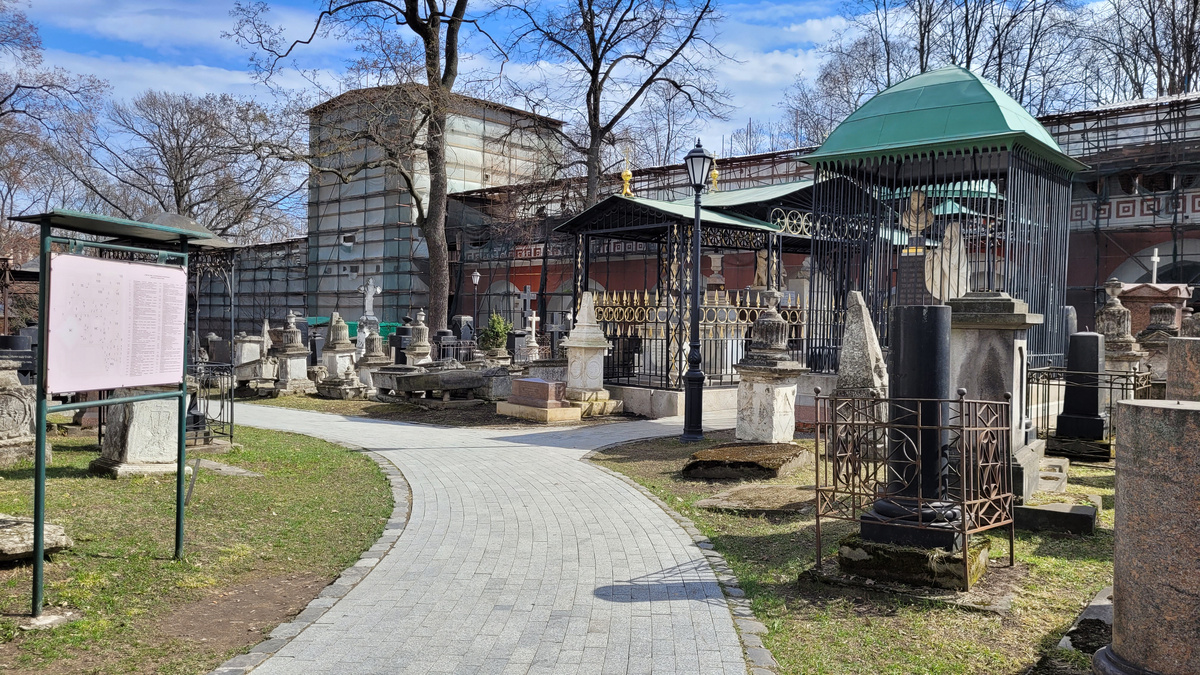 Справа от дорожки участки 3, а после поворота, где фонарь, начинается участок 4