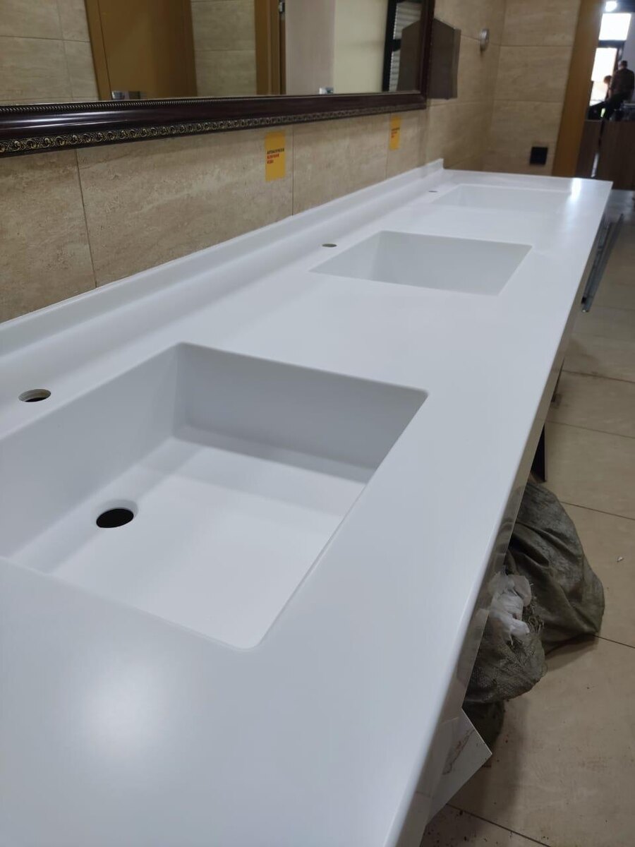 Умывальник из акрилового камня с интегрированой раковиной