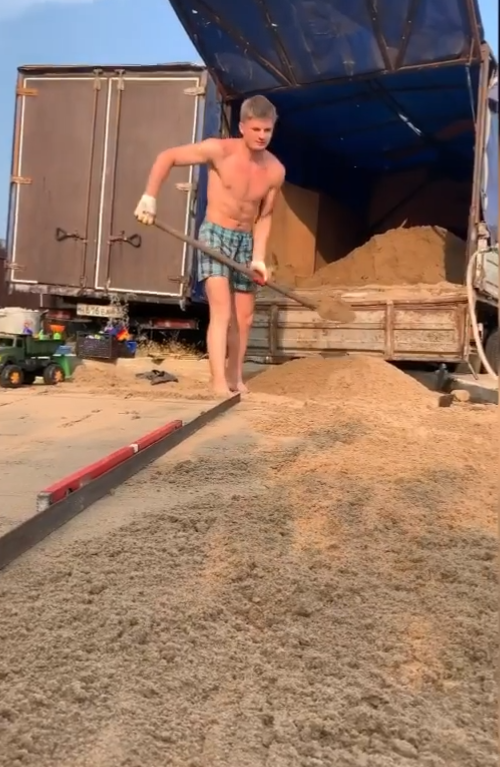 Закидываю песок внуть фундамента