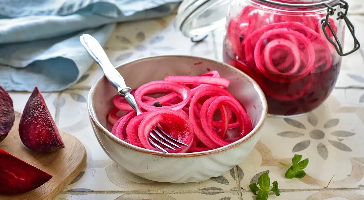   Лук, маринованный со свекольным соком и гвоздикой (gastronom.ru)