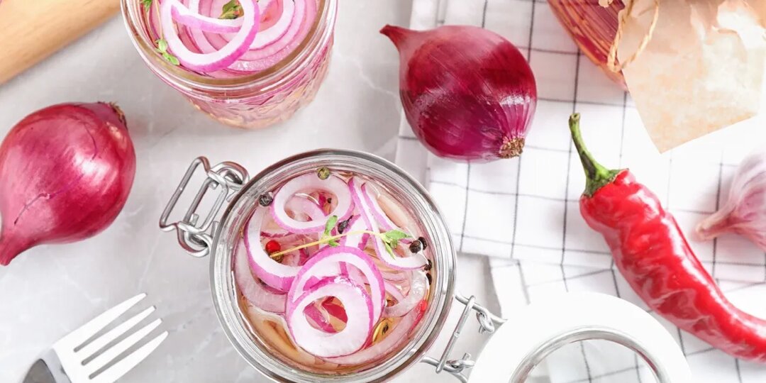 Как замариновать лук к шашлыку и для салата: советы повара и рецепты