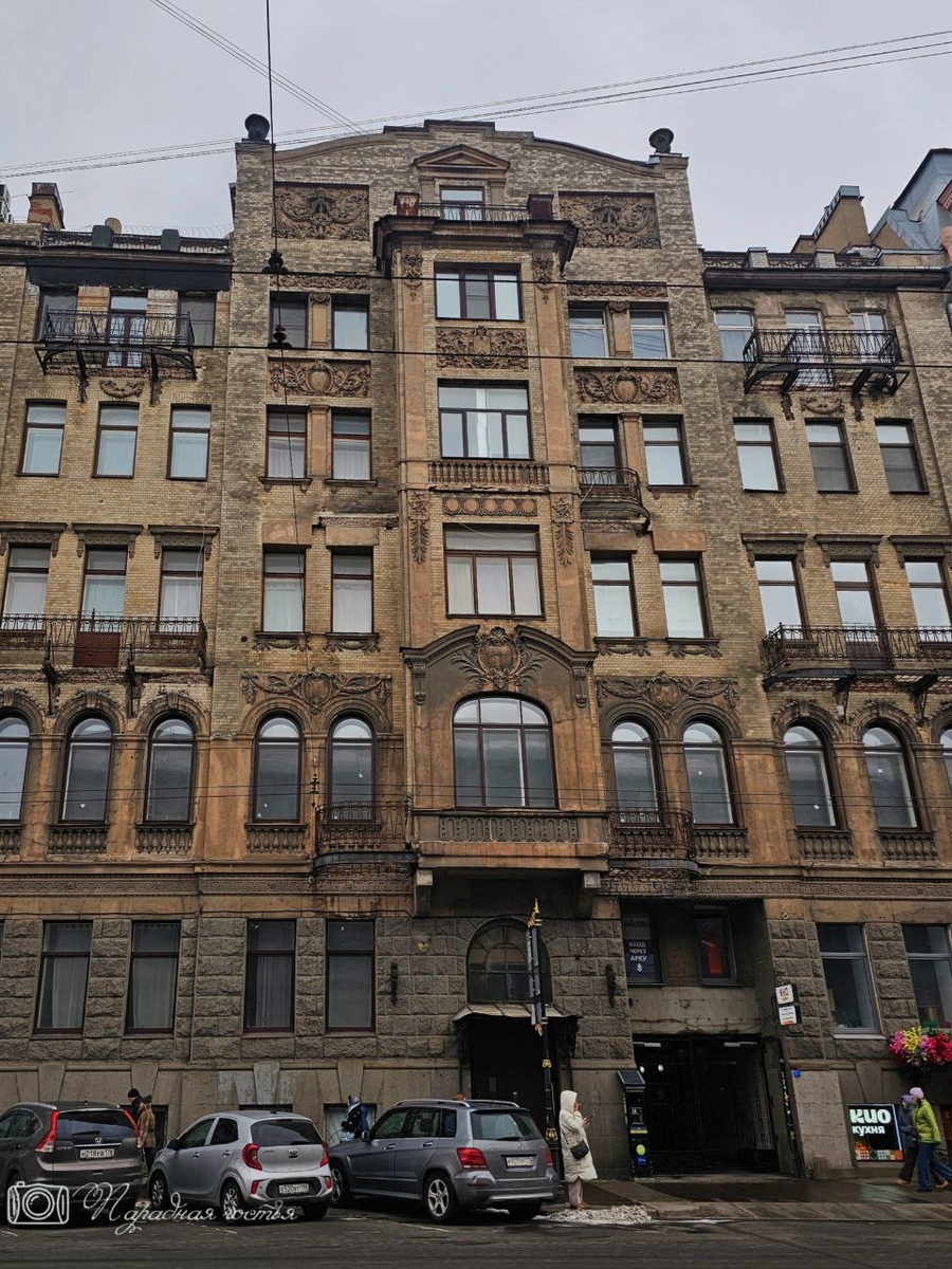 В доме обвалились все балконы, но он все равно хорош. Фото: Парадная гостья