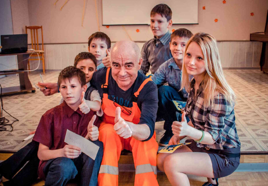 Валерий Магдьяш пришел с визитом в детским дом, чтобы подарить детям игрушки, музыкальные инструменты и хорошее настроение