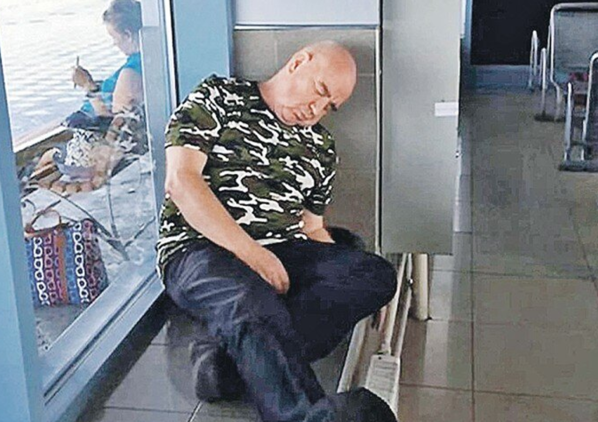 Валерий Магдьяш спит на вокзале после потери жилья и денег