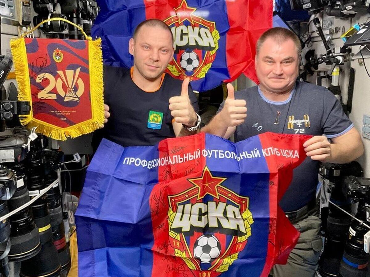   Флаг и вымпел ЦСКА запустили в космос в честь 20-летия победы в Кубке УЕФА© Фото : Соцсети ПФК ЦСКА