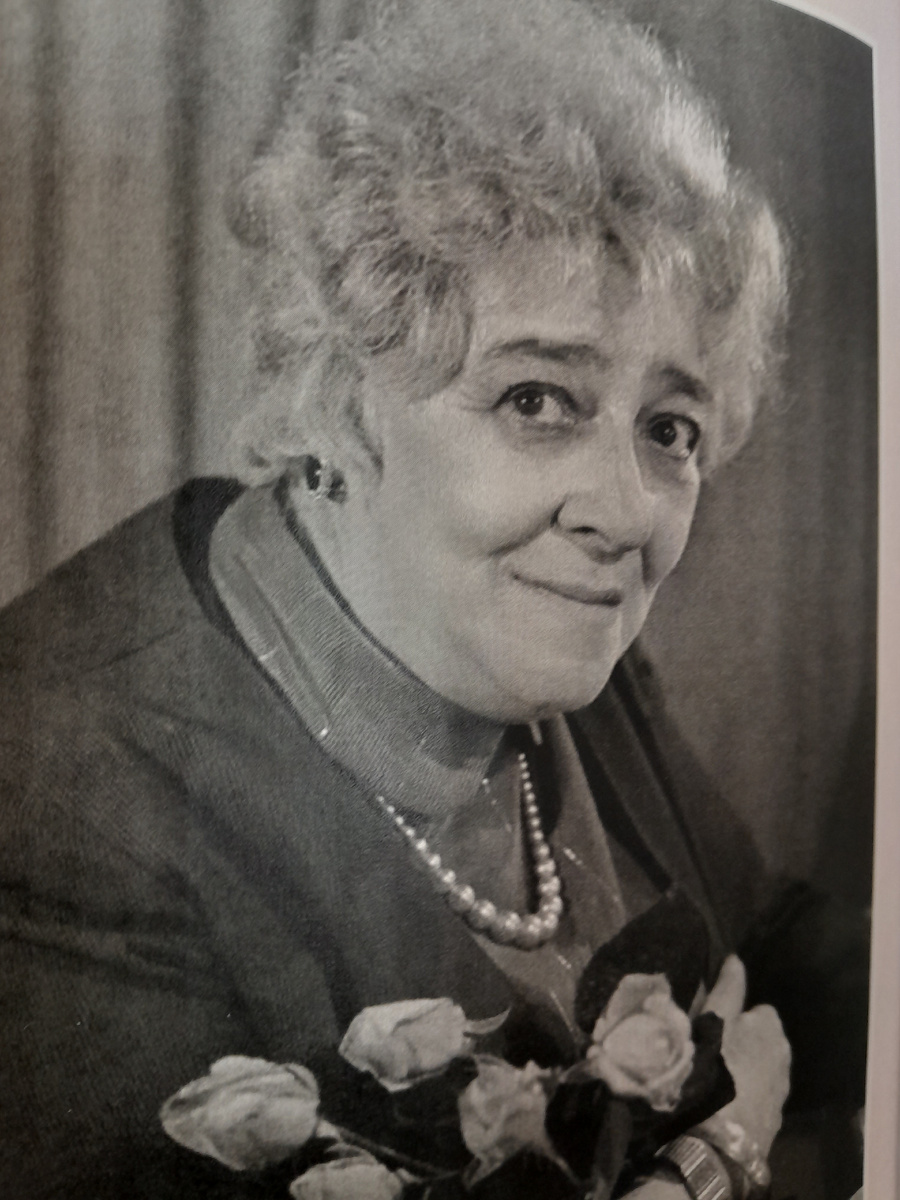 Играют дети в песочнице.Или в карты. На сцене надо жить. Ролью жить. Великие жили. Когда это уйдёт совсем, уйдёт и театр.