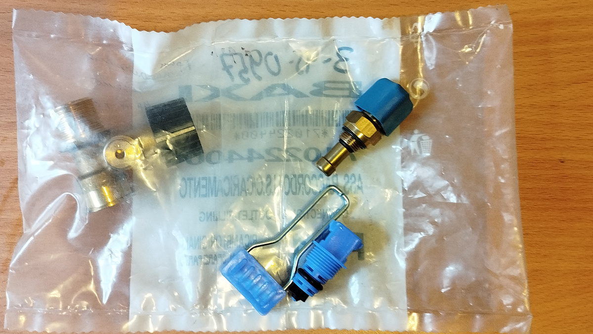 Краны заполнения системы разной конструкции для котлов. Фото автора.