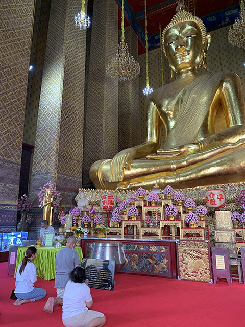    Статуи Будды есть во всех храмах Таиланда