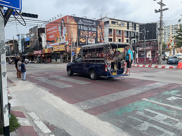    Самый популярный вид общественного транспорта в Паттайе – сонгтео, который туристы называют тук-туком