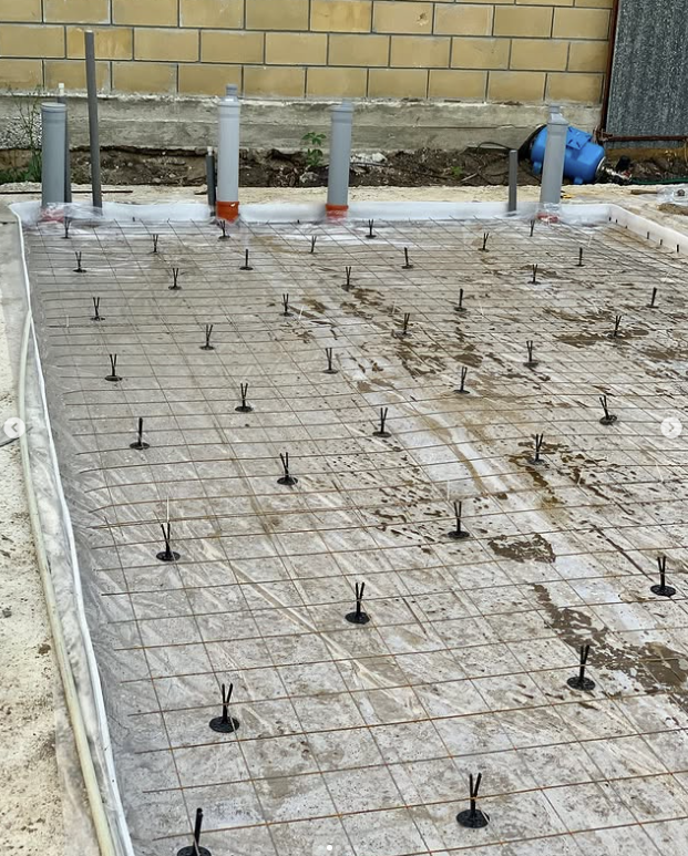 Первый этап- это целофан на песок