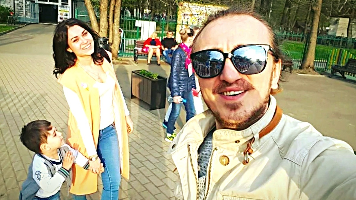 Денис с женой Эльвирой и сыном