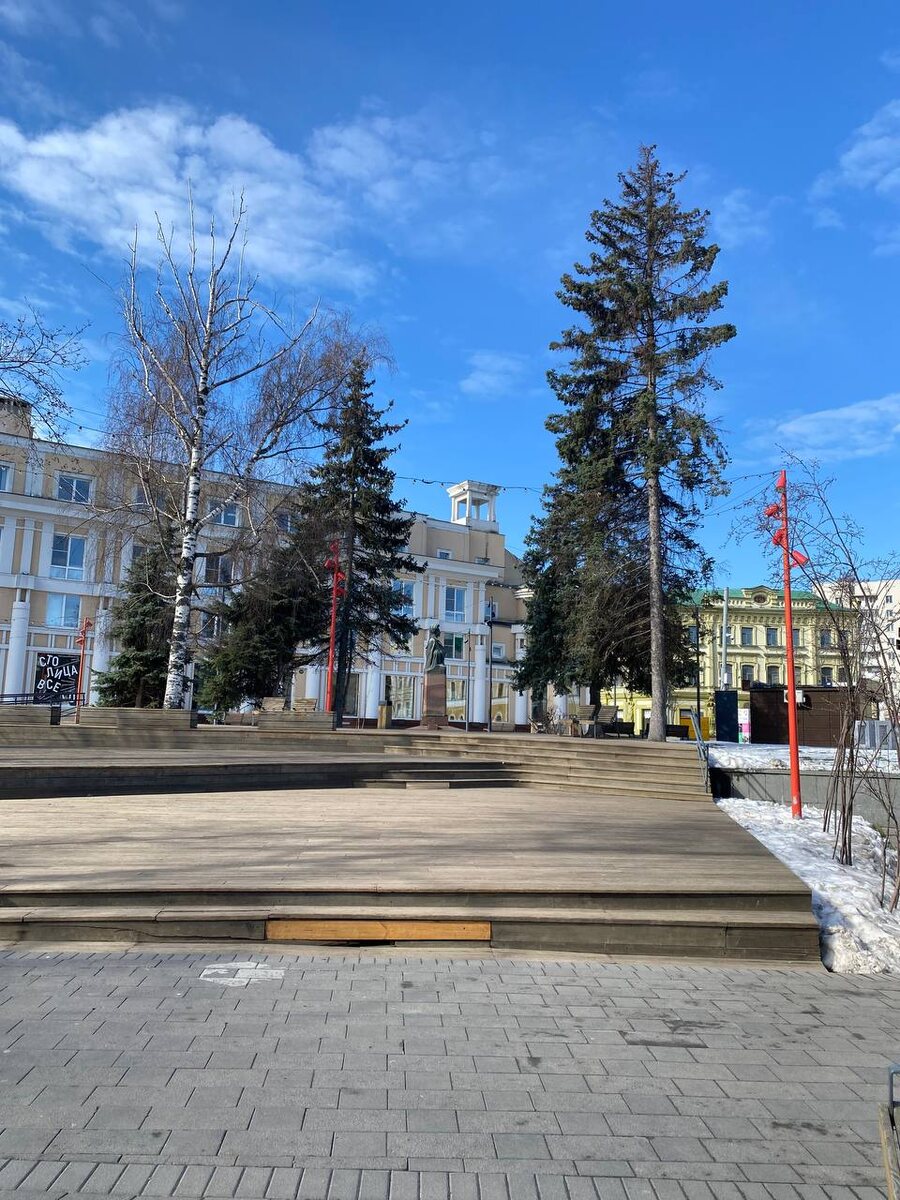 Так выглядит сквер рано утром, пока еще не пришли первые продавцы и посетители