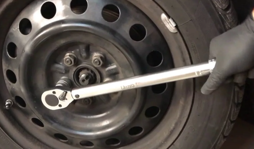 Проверка момента затяжки болтов (или гаек) колеса динамометрическим ключем.