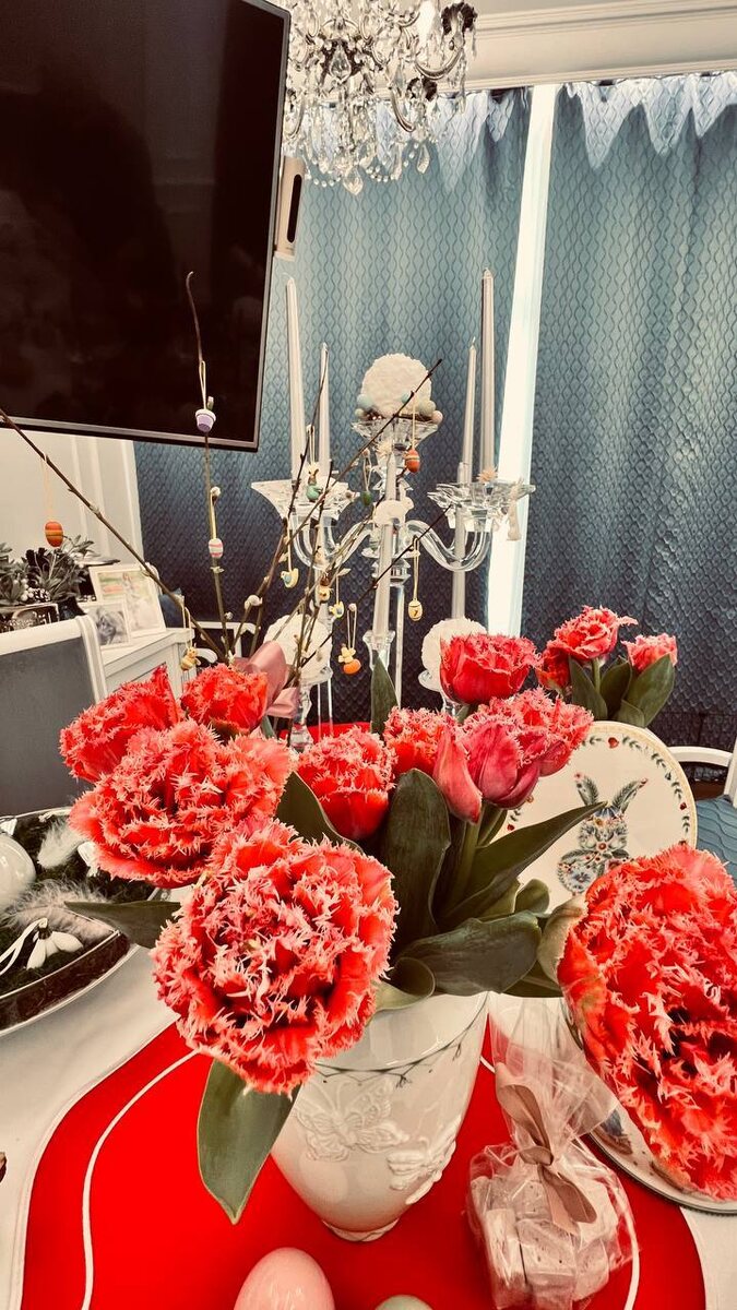 Каждый год в этот день на нашем столе живые цветы 