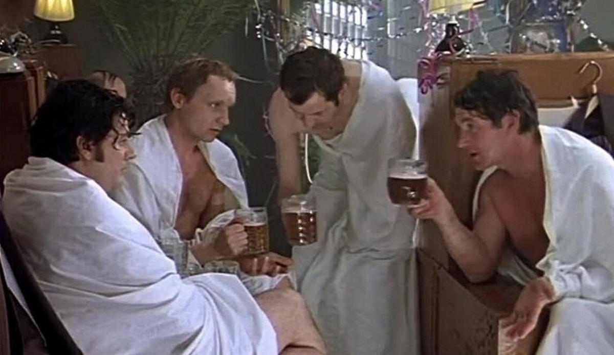 Предновогодние посиделки. Кадр из комедии Рязанова "Ирония судьбы или С легким паром!"