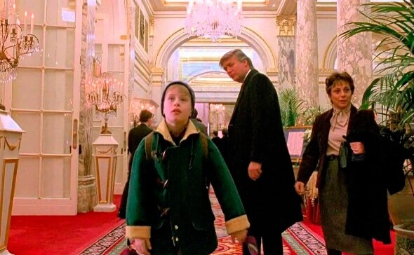    Коламбус объяснил, что участие Трампа в фильме было необходимым условием для получения разрешения на съемки в гостинице Plaza, расположенной в центре Манхэттена. Бизнесмен поставил ультиматум: использование Plaza возможно только при его участии в фильме.