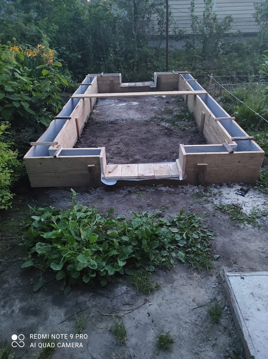 Процесс установки опалубки под фундамент