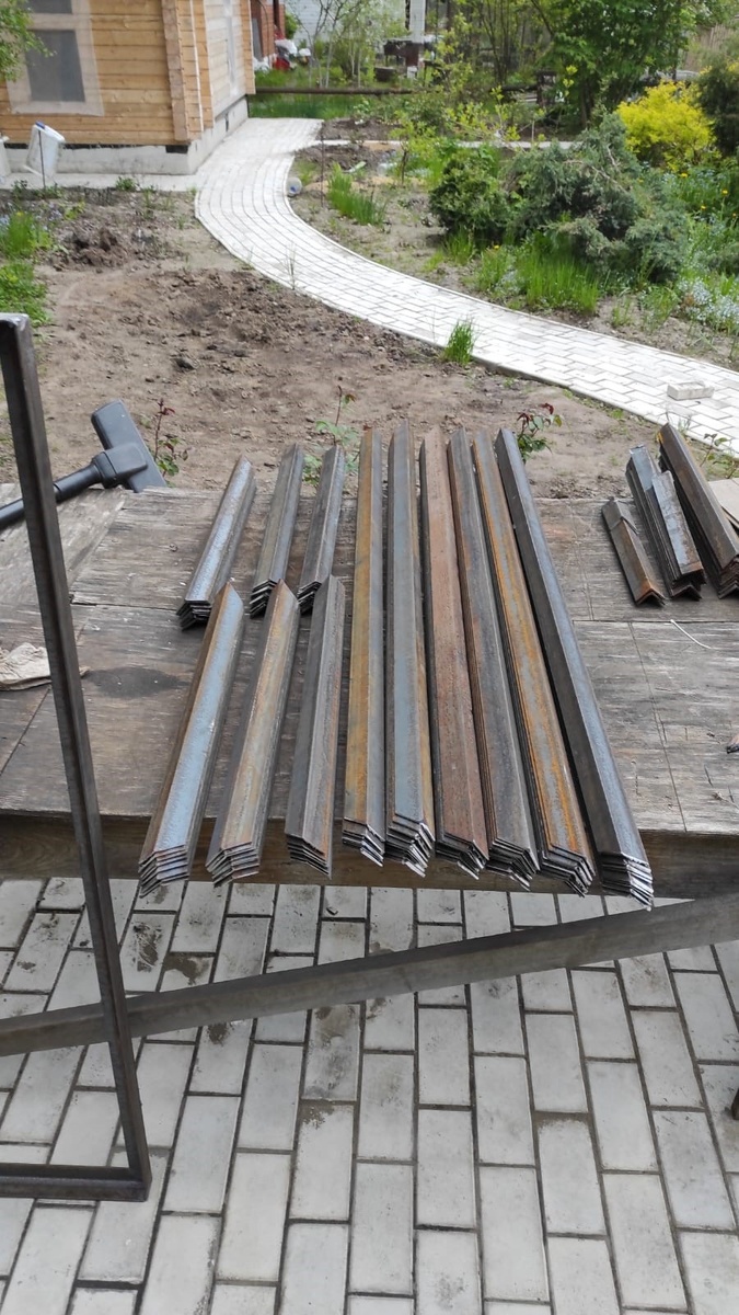 Процесс нарезки металла для изготовления рам