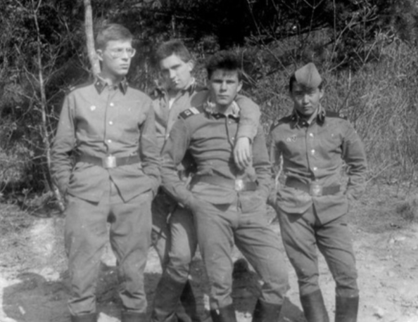 трое дедушек и один фазан (у нас это который год отслужил, справа стоит). эх, где мои 20((