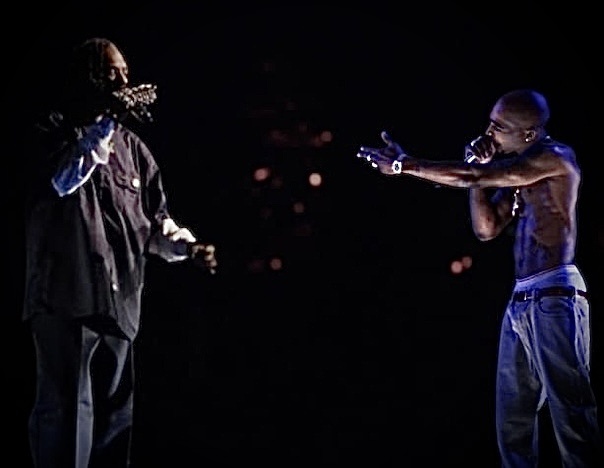 Тупак и Снуп Догг на сцене