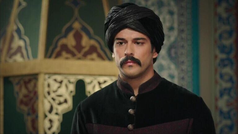 Бурак Озчивит в сериале "Великопеный век"