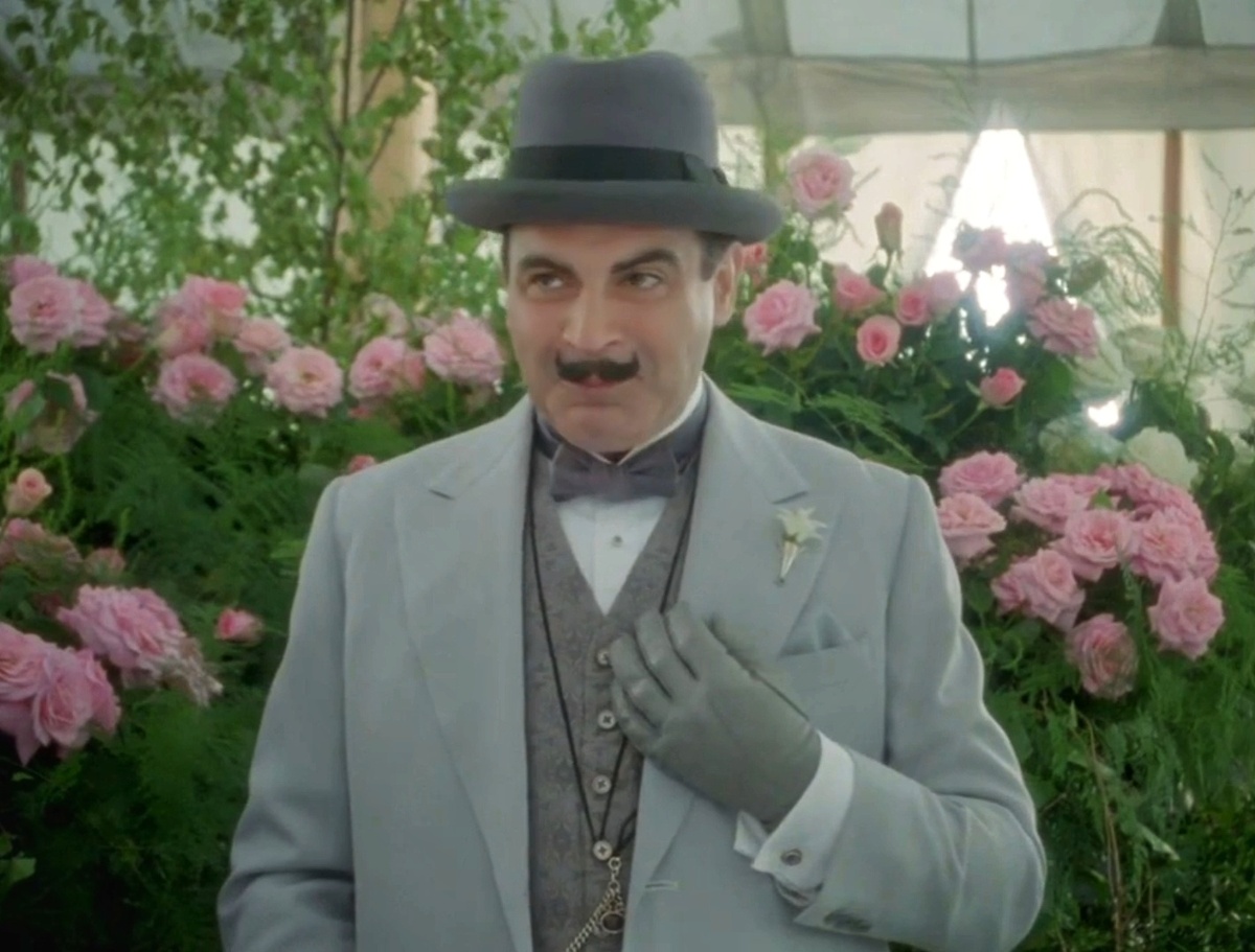 В этой "садовой" серии Пуаро представляет на выставке собственный сорт роз. И мечтает о кабачках.