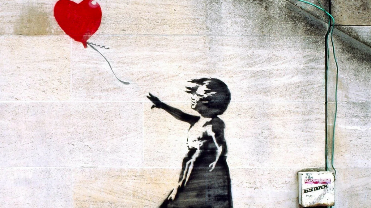 Работа Бэнкси "Девочка с воздушным шаром" на стене лондонского здания