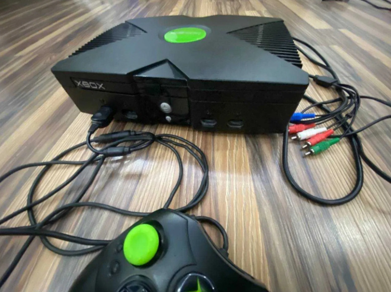 Первая консоль Xbox от Microsoft вышла в 2001 году и сразу же произвела фурор на рынке игровых приставок. С мощным железом и поддержкой Xbox Live, она предложила игрокам возможность играть онлайн, что стало революцией на тот момент. Первый Xbox запомнился такими хитами, как Halo: Combat Evolved и условной поддержкой игры на жестком диске.
