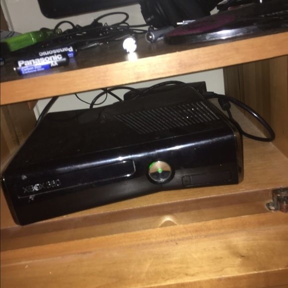 В 2005 году вышла Xbox 360, которая значительно улучшила игровое взаимодействие благодаря встроенному Wi-Fi и расширенному Xbox Live. Консоль предлагала широкий ассортимент игр, таких как Gears of War и Forza Motorsport. Она также стала первой консолью, поддерживающей HD-графику, что сделало ее крайне популярной и способствовало процветанию онлайн-сервиса.
