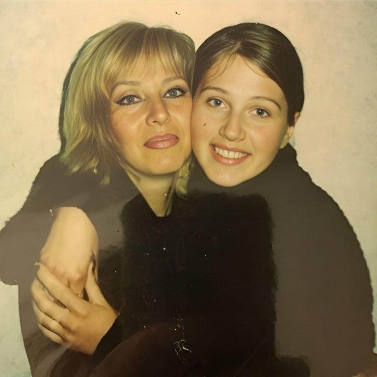 Карина Андоленко в юности с мамой