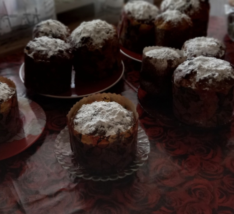 Вот такие куличи получаются по традиционному рецепту. 