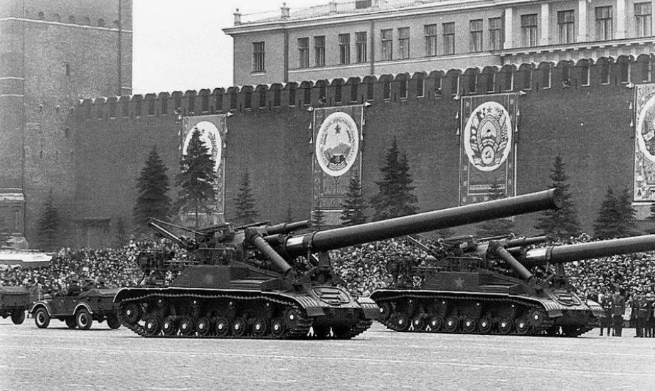 Последний парад 406-мм САУ "Конденсатор" на Красной площади 9 мая 1961 года. После её снятия с вооружения, работа над ствольной артиллерией в СССР была заморожена. Фото Правда