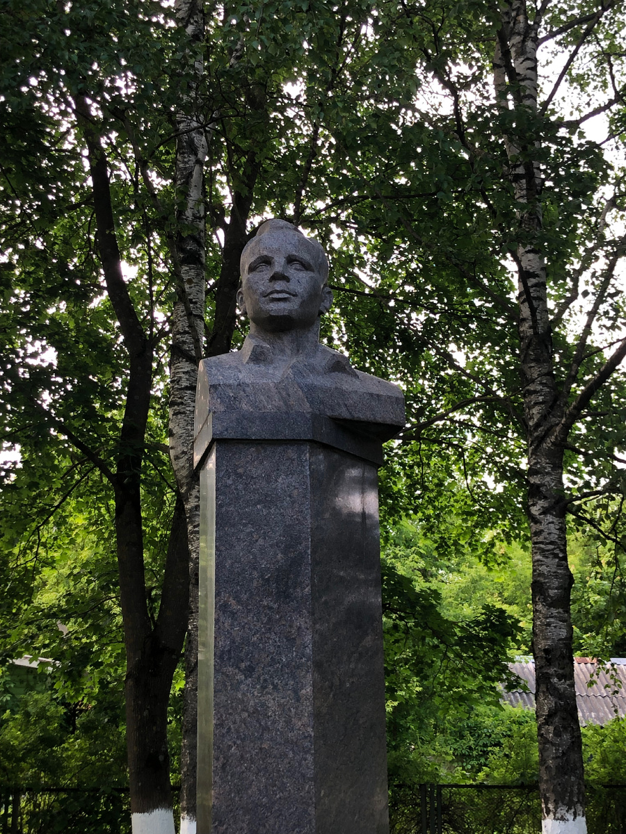 Памятник Юрию Гагарину (фото автора)