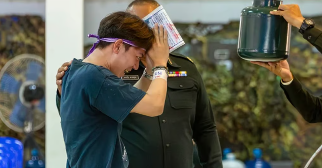 Призывник участвует в лотерее, нервно улыбаясь