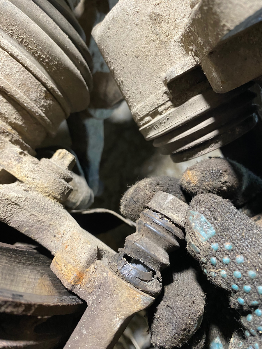 Порванный пыльник направляющей ведет к неравномерному прилегание тормозной колодки к тормозному диску