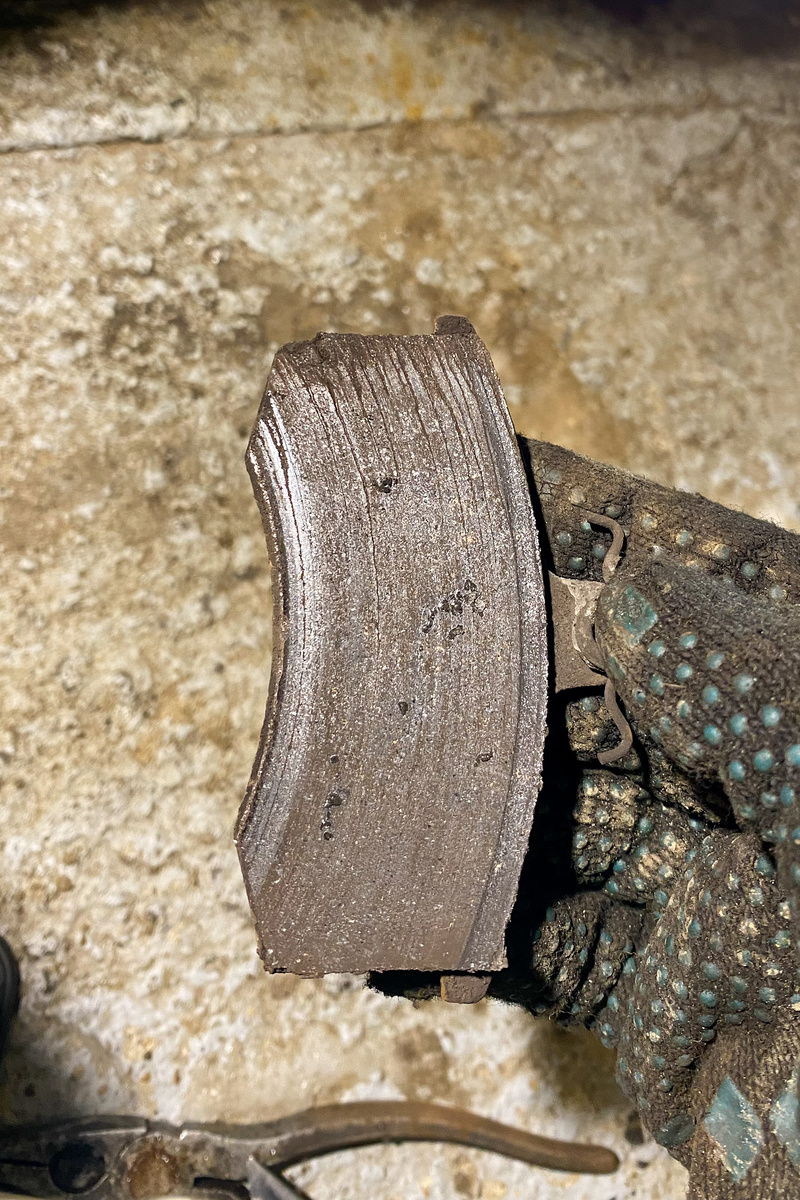 Разрушение тормозной колодки вследствие некачественных запчастей.