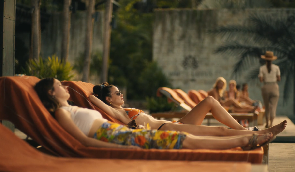     Эффект "Белого лотоса": как сериал HBO повлиял на шопинг, чтение и туризм россиян