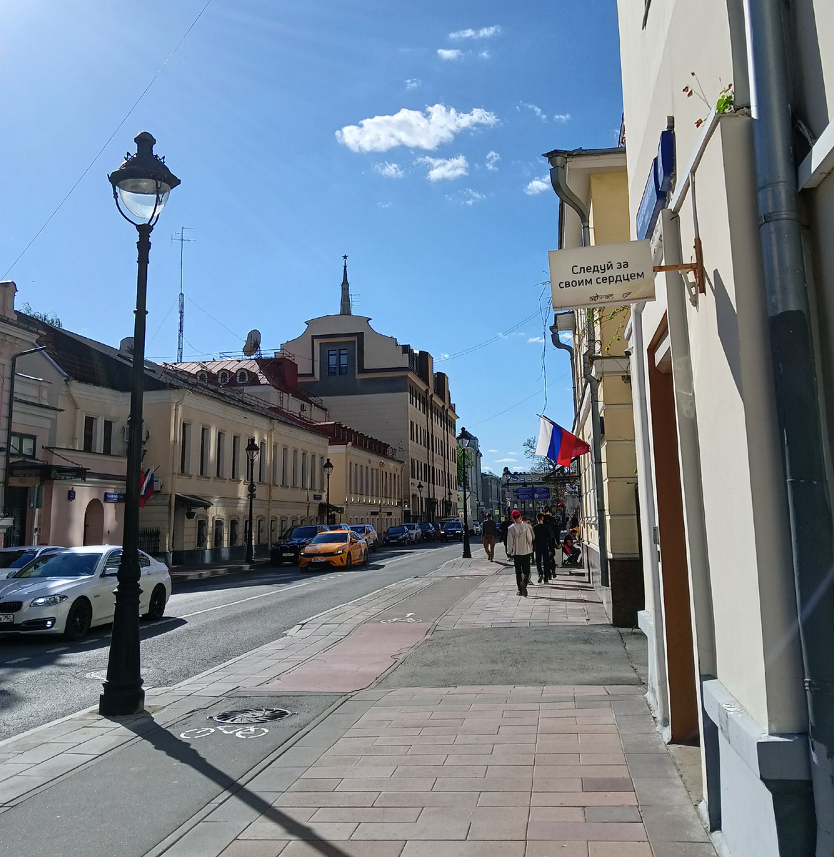 Надпись справа🔥Недалеко от Патриарших прудов. На прогулке.