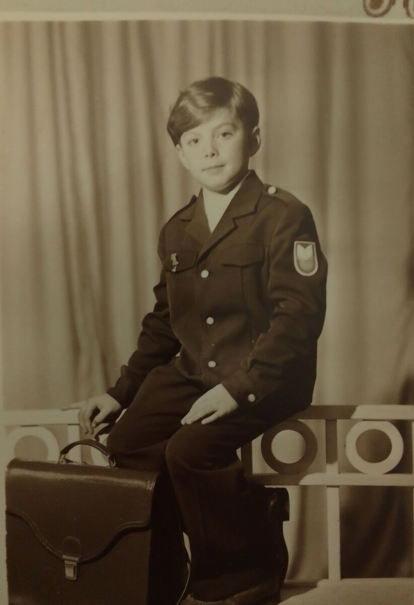 В этом возрасте Мишу усыновила приёмная мама.