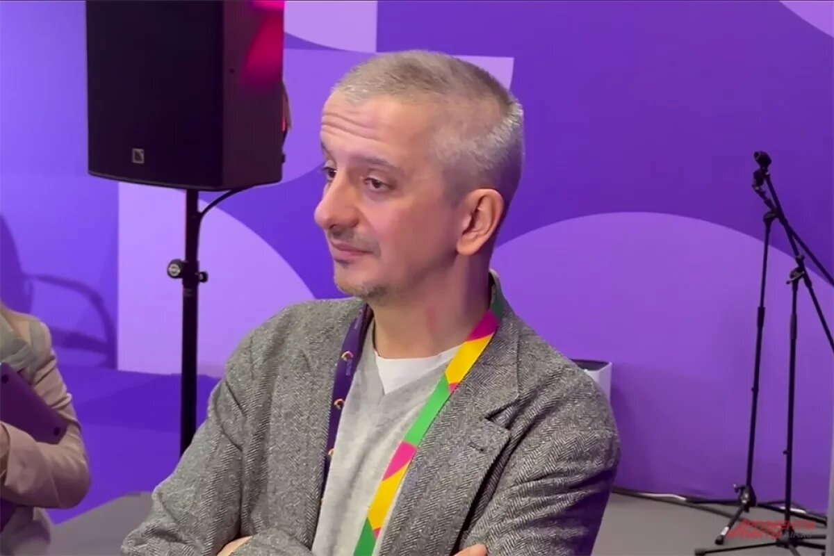    Режиссер Богомолов снял с репертуара МХТ свой спектакль «Карамазовы»