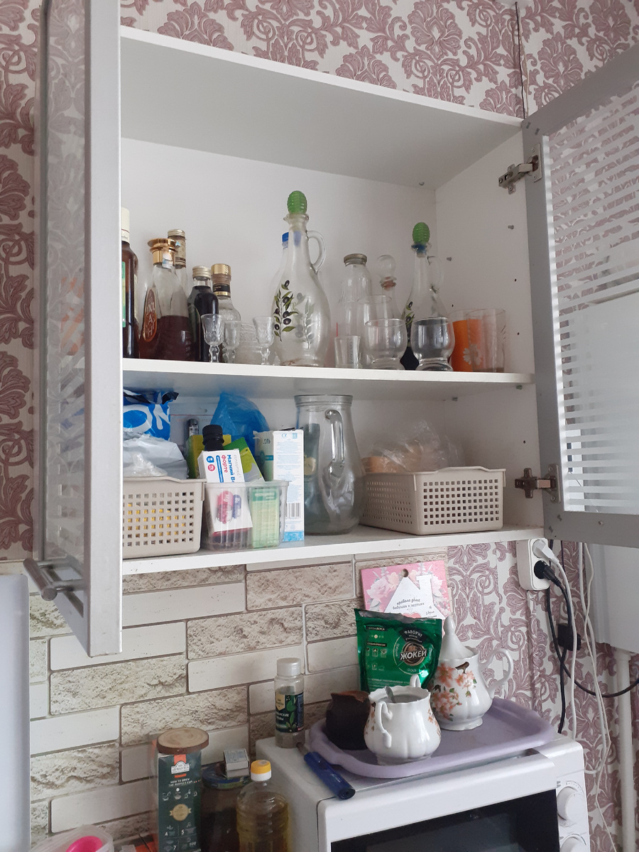 Не пугайтесь большого количества графинов, бутылок😁, в некоторых прополис настоен, где то сирень настойка-всё для лечения😉😄 