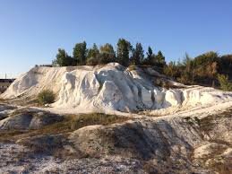 Мел существует лишь на Земле и, предположительно, на Марсе.
В Шерготти, Индия, упал метеорит, предположительно, с Марса. В состав метеорита входил карбонат кальция, также в нем были обнаружены частицы гипса.