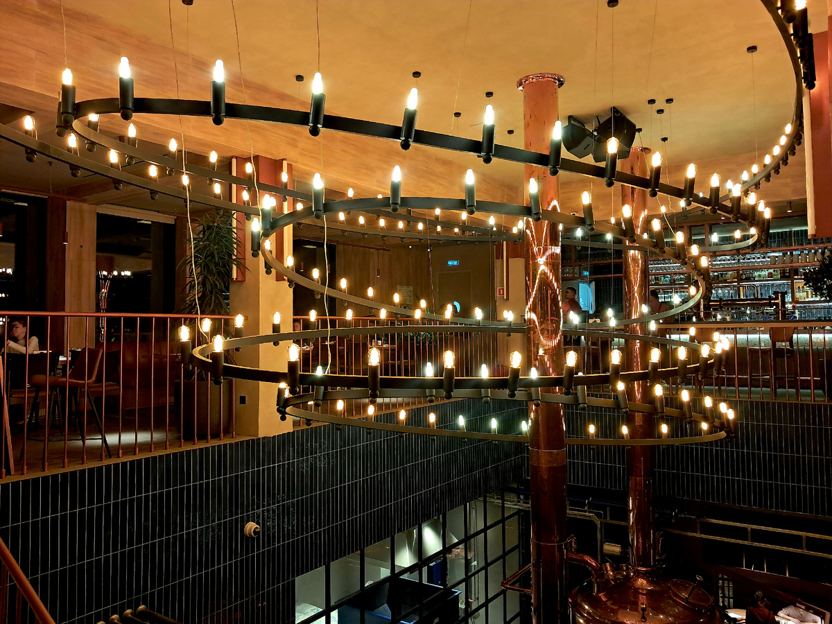 Ассоциации с Хогвартсом и парящими под потолком свечами включаются мгновенно.:)