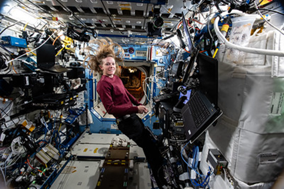 Николь Эрс работает в ЛМ Destiny. Фото: nasa.blog.com