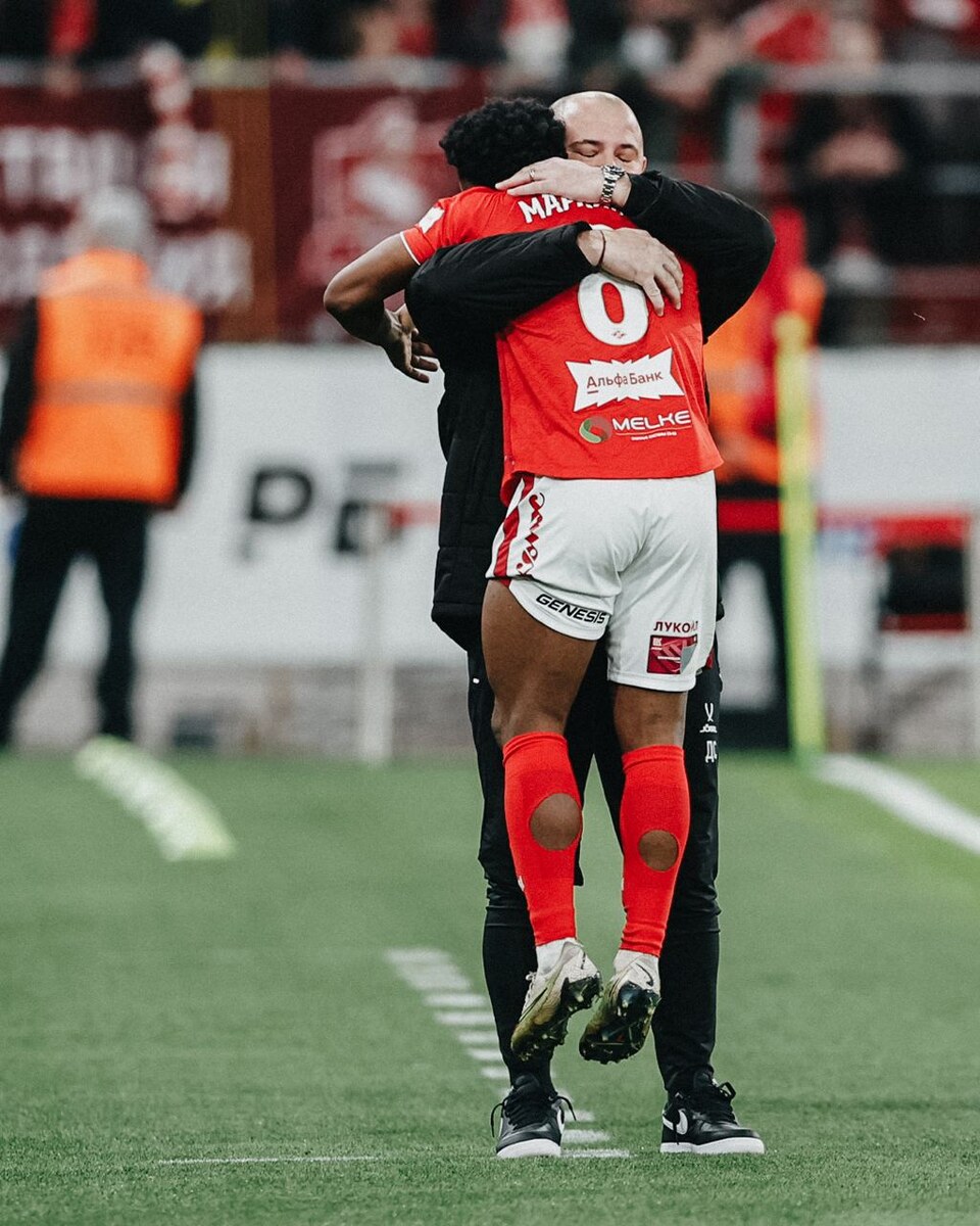 Маркиньос утопает в объятиях Станковича. Фото тг-канал "Спартака"