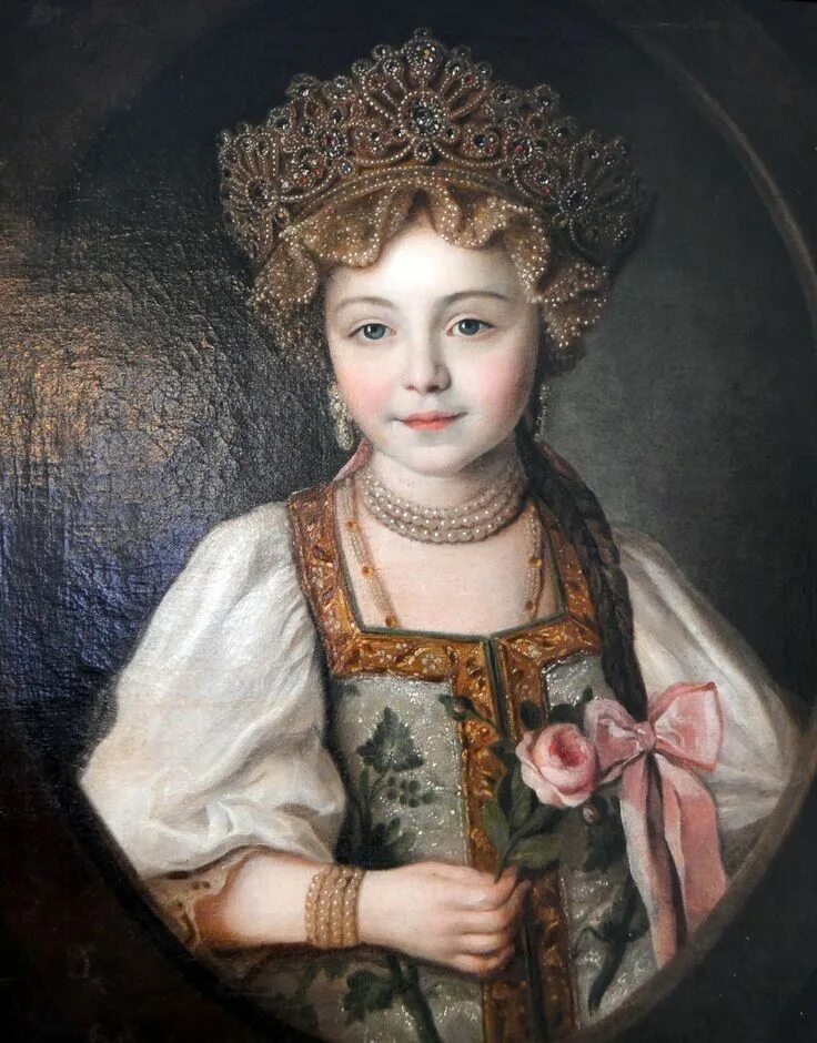 Александра в детстве в русском костюме